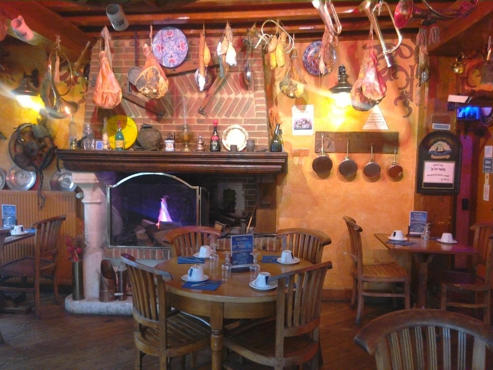 La Taverne Des Deux Augustins Etretat Exterior photo