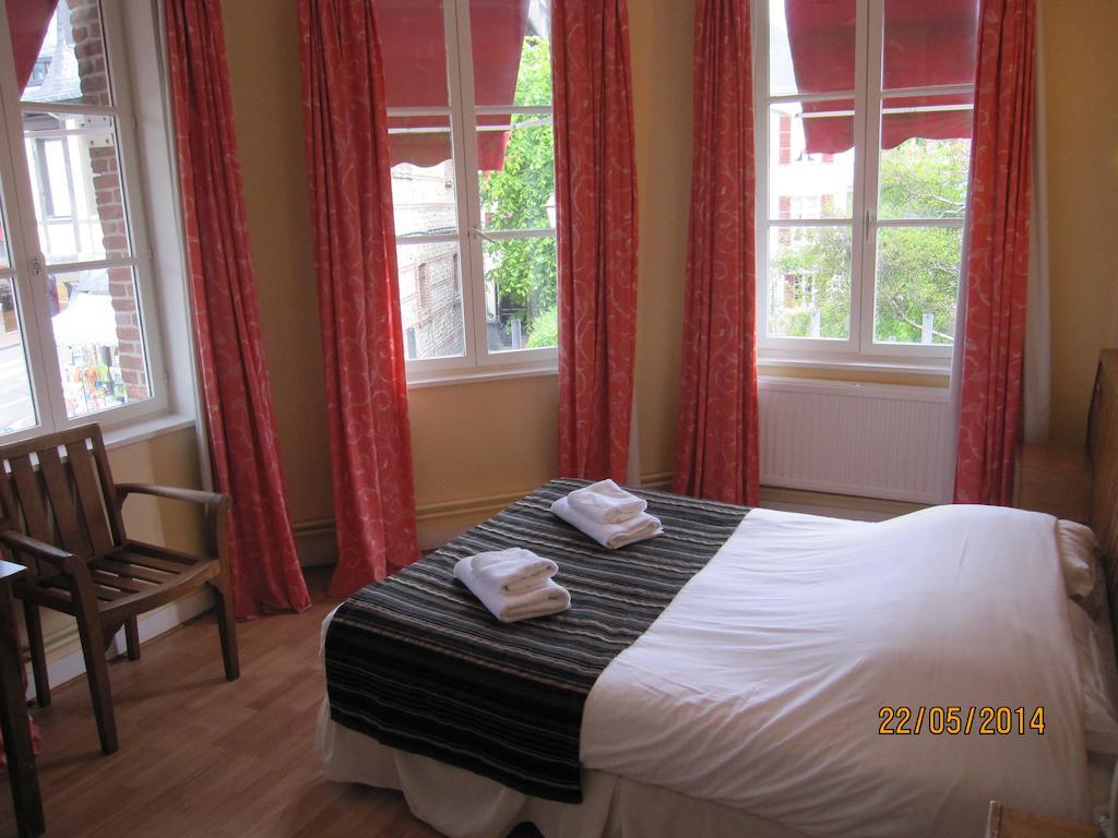 La Taverne Des Deux Augustins Etretat Room photo